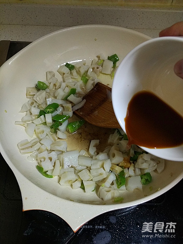 清炒藕丁的做法-家常味炒菜譜-易網健康養生網 清炒藕丁的做法-家常味炒菜譜