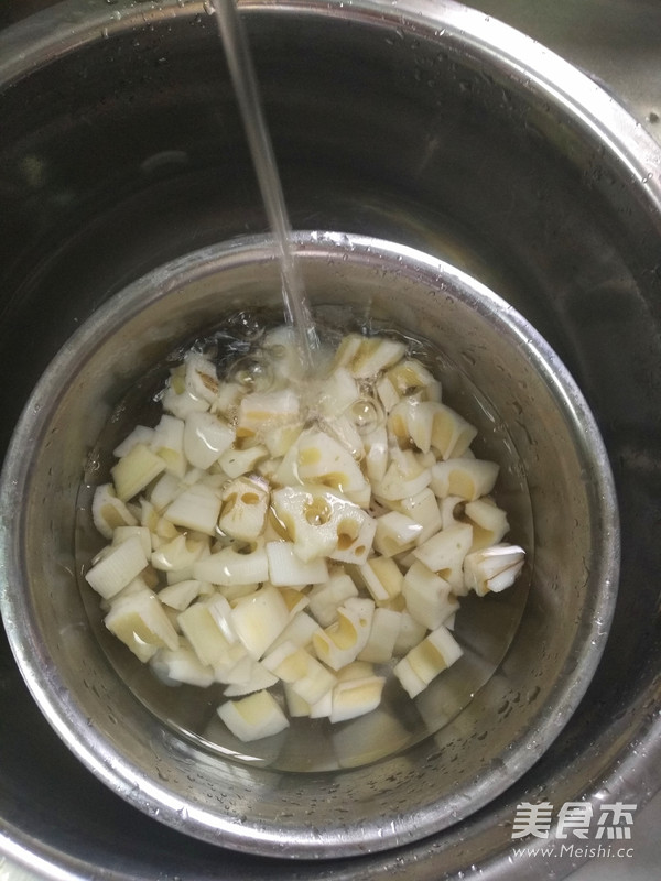 清炒藕丁的做法-家常味炒菜譜-易網健康養生網 清炒藕丁的做法-家常味炒菜譜