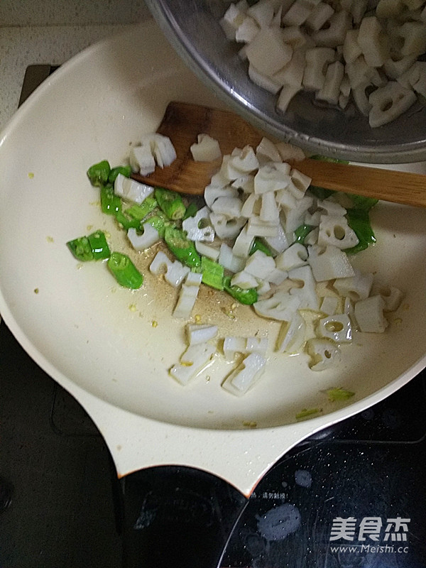 清炒藕丁的做法-家常味炒菜譜-易網健康養生網 清炒藕丁的做法-家常味炒菜譜