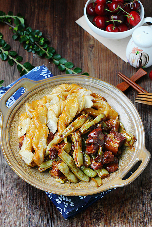 豆角鍋粘卷子的做法-家常味燉菜譜