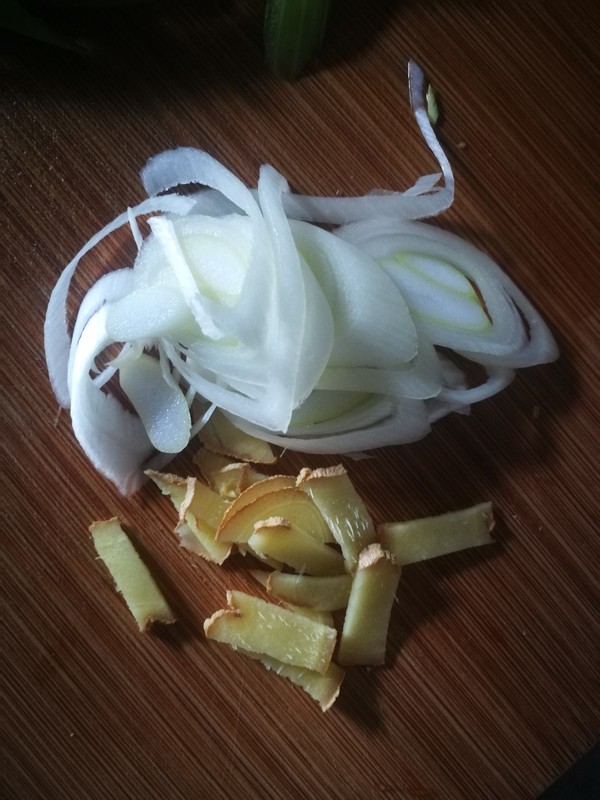 西芹蝦仁的做法-家常味炒菜譜