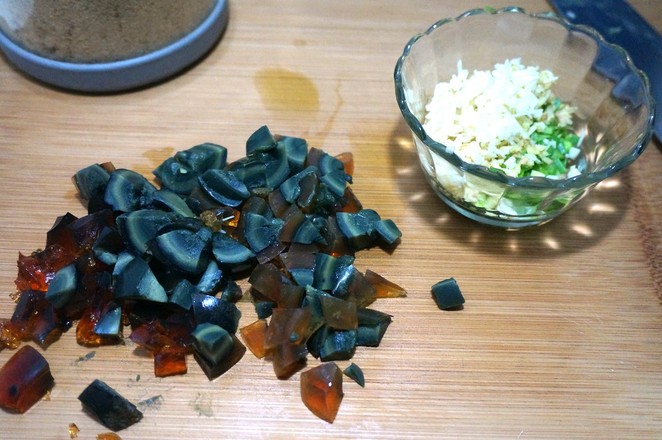 肉松皮蛋豆腐的做法-家常味拌菜譜