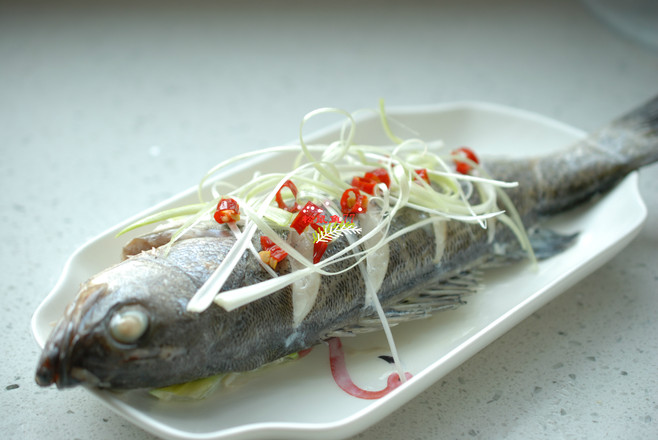 清蒸鱸魚的做法-家常味蒸菜譜-易網(wǎng)健康養(yǎng)生網(wǎng) 清蒸鱸魚的做法-家常味蒸菜譜