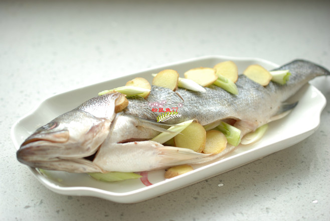 清蒸鱸魚的做法-家常味蒸菜譜-易網(wǎng)健康養(yǎng)生網(wǎng) 清蒸鱸魚的做法-家常味蒸菜譜