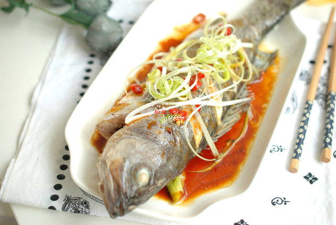 清蒸鱸魚的做法-家常味蒸菜譜-易網(wǎng)健康養(yǎng)生網(wǎng) 清蒸鱸魚的做法-家常味蒸菜譜