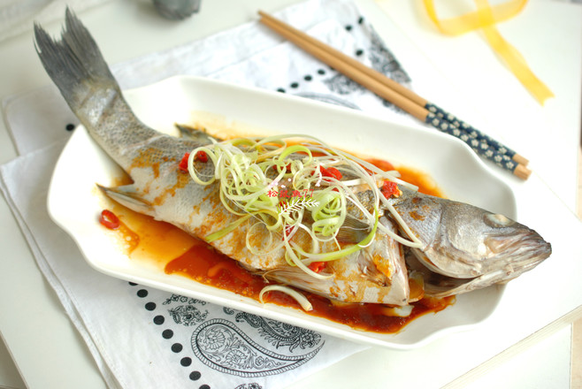 清蒸鱸魚的做法-家常味蒸菜譜-易網(wǎng)健康養(yǎng)生網(wǎng) 清蒸鱸魚的做法-家常味蒸菜譜