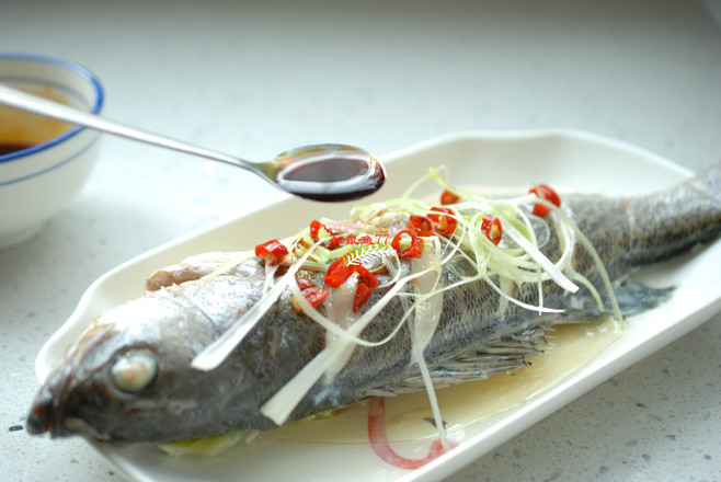 清蒸鱸魚的做法-家常味蒸菜譜-易網(wǎng)健康養(yǎng)生網(wǎng) 清蒸鱸魚的做法-家常味蒸菜譜