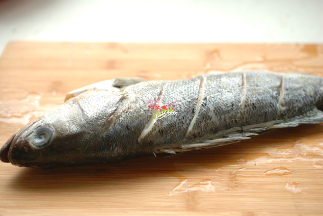 清蒸鱸魚的做法-家常味蒸菜譜-易網(wǎng)健康養(yǎng)生網(wǎng) 清蒸鱸魚的做法-家常味蒸菜譜