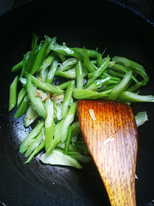 西芹蝦仁的做法-家常味炒菜譜