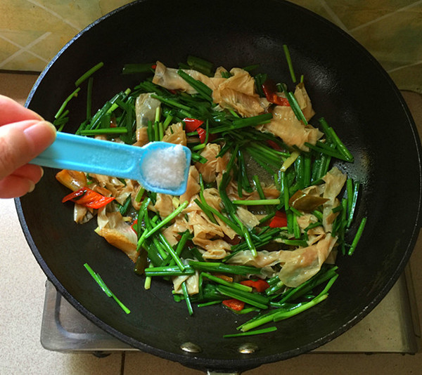 韭菜炒油豆皮的做法-家常味炒菜譜