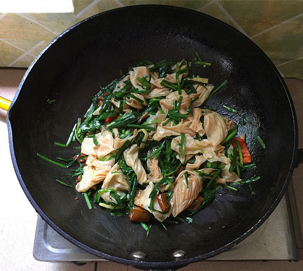 韭菜炒油豆皮的做法-家常味炒菜譜