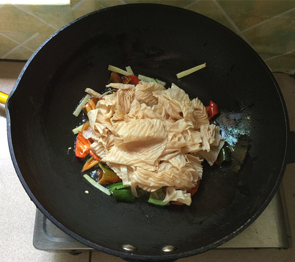 韭菜炒油豆皮的做法-家常味炒菜譜