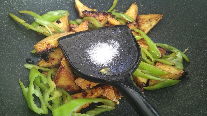香辣醬尖椒炒豆腐的做法-香辣味炒菜譜