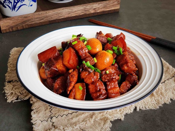 五花肉燉鵪鶉蛋的做法-咸鮮味燉菜譜