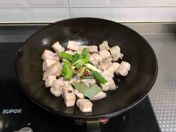 五花肉燉鵪鶉蛋的做法-咸鮮味燉菜譜