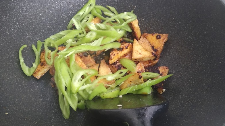 香辣醬尖椒炒豆腐的做法-香辣味炒菜譜