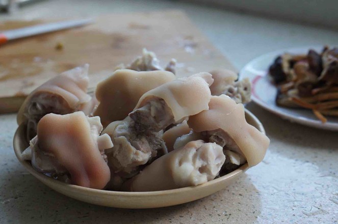 醬汁菌菇蹄尖的做法-家常味燜菜譜
