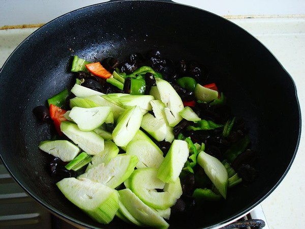 絲瓜木耳炒雞蛋的做法-咸鮮味炒菜譜