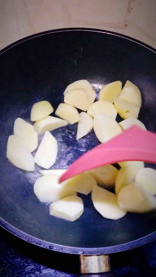 土豆燉大排的做法-家常味蒸菜譜