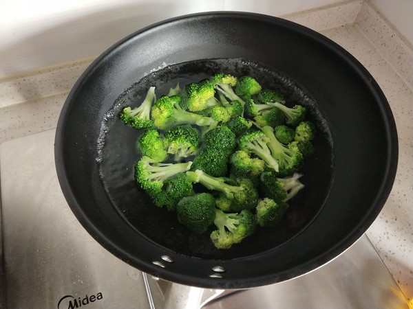 清爽西藍花的做法-咸鮮味煮菜譜