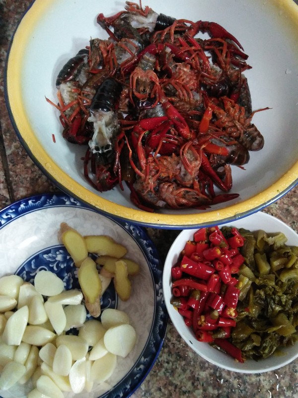 酸菜小龍蝦的做法-蒜香味炒菜譜-易網(wǎng)<a href=http://www.gyfww.com/ target=_blank class=infotextkey>健康養(yǎng)生</a>網(wǎng) 酸菜小龍蝦的做法-蒜香味炒菜譜