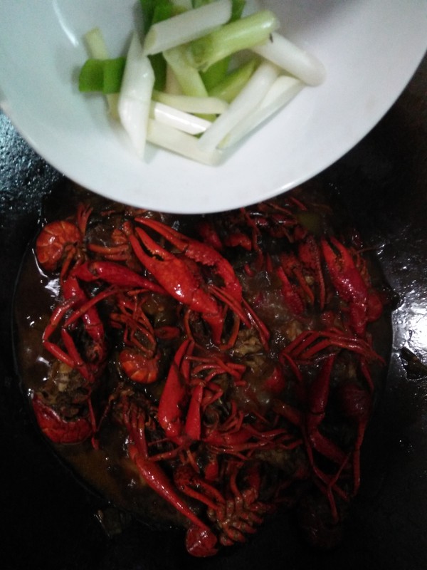 酸菜小龍蝦的做法-蒜香味炒菜譜-易網(wǎng)健康養(yǎng)生網(wǎng) 酸菜小龍蝦的做法-蒜香味炒菜譜