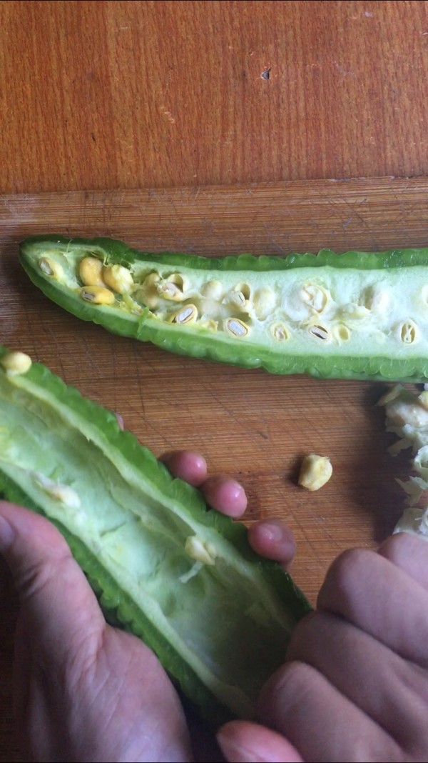 剁椒肉末抱苦瓜的做法-香辣味炒菜譜