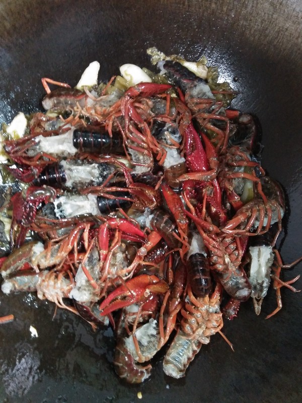 酸菜小龍蝦的做法-蒜香味炒菜譜-易網(wǎng)健康養(yǎng)生網(wǎng) 酸菜小龍蝦的做法-蒜香味炒菜譜