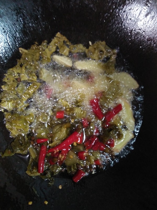 酸菜小龍蝦的做法-蒜香味炒菜譜-易網(wǎng)健康養(yǎng)生網(wǎng) 酸菜小龍蝦的做法-蒜香味炒菜譜