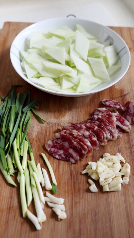 臘腸炒芥藍的做法-咸鮮味炒菜譜