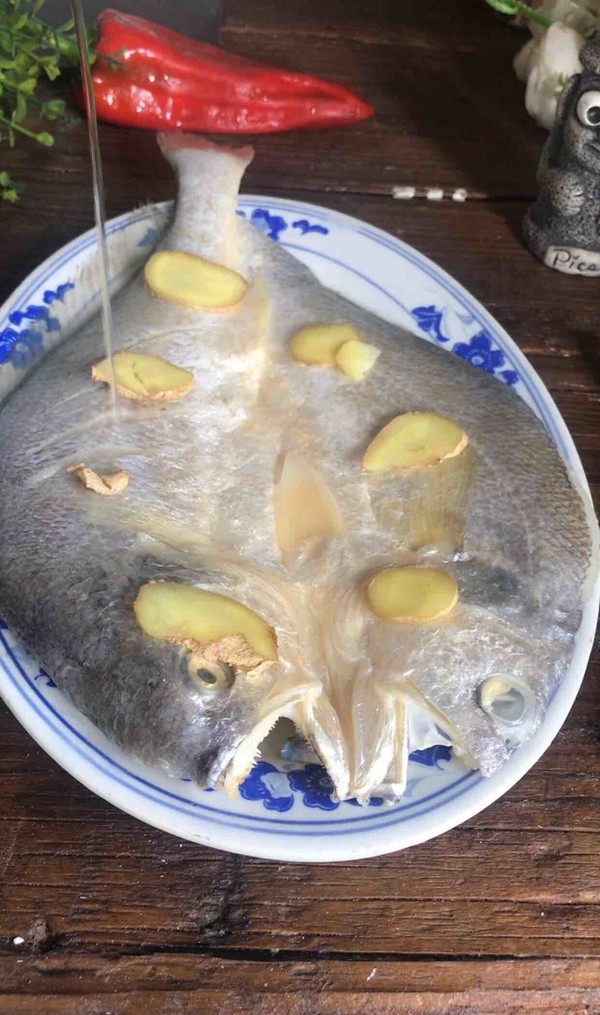 清蒸黃魚的做法-家常味蒸菜譜-易網(wǎng)<a href=http://www.gyfww.com/ target=_blank class=infotextkey>健康養(yǎng)生</a>網(wǎng) 清蒸黃魚的做法-家常味蒸菜譜