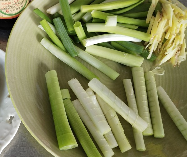 蔥燒海參的做法-咸鮮味燒菜譜-易網<a href=http://www.gyfww.com/ target=_blank class=infotextkey>健康養生</a>網 蔥燒海參的做法-咸鮮味燒菜譜