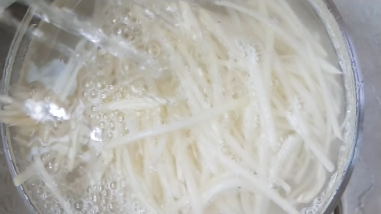 香酥土豆絲的做法-酸甜味炸菜譜