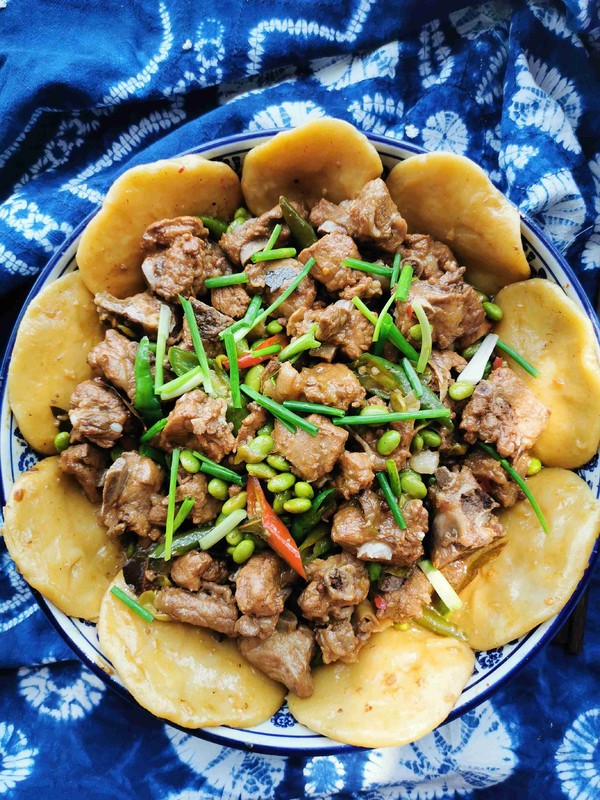 鍋邊饃饃—排骨燒毛豆的做法-家常味燒菜譜