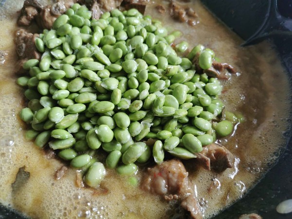 鍋邊饃饃—排骨燒毛豆的做法-家常味燒菜譜
