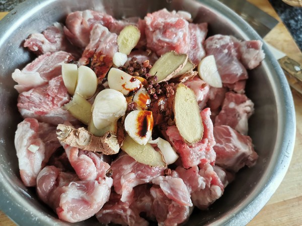 鍋邊饃饃—排骨燒毛豆的做法-家常味燒菜譜