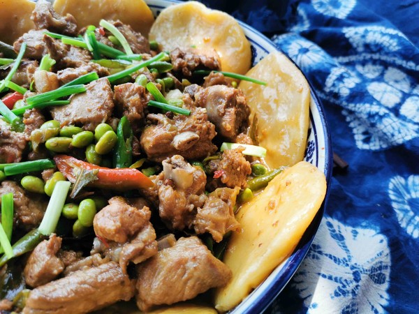 鍋邊饃饃—排骨燒毛豆的做法-家常味燒菜譜