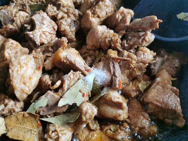 鍋邊饃饃—排骨燒毛豆的做法-家常味燒菜譜