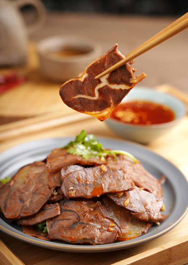 涼拌鹵牛肉【孔老師教做菜】的做法-家常味鹵菜譜