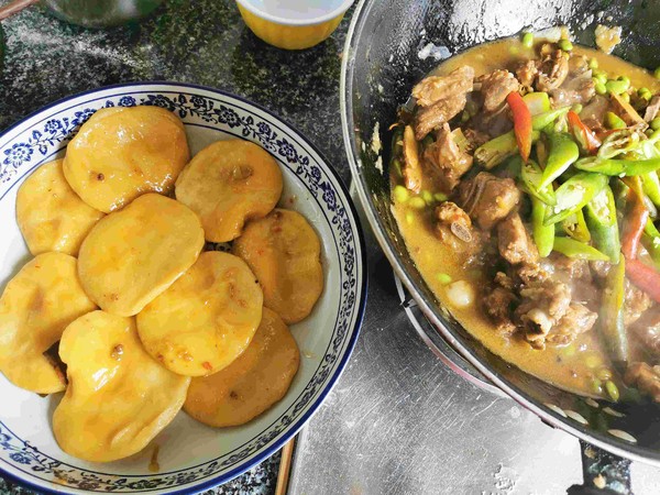 鍋邊饃饃—排骨燒毛豆的做法-家常味燒菜譜