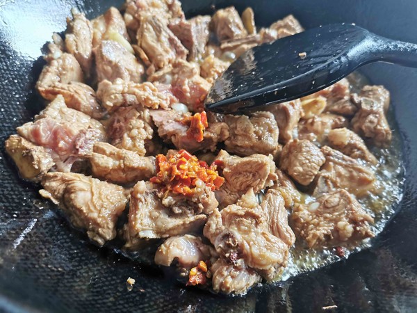 鍋邊饃饃—排骨燒毛豆的做法-家常味燒菜譜