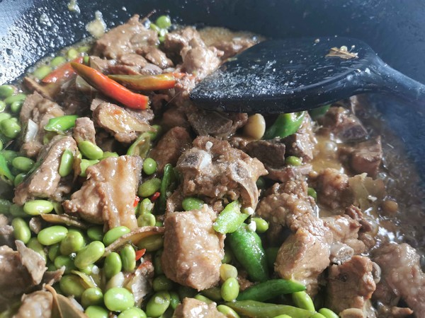 鍋邊饃饃—排骨燒毛豆的做法-家常味燒菜譜