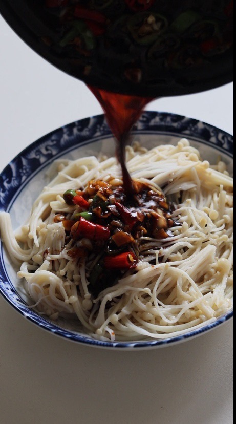 涼拌金針菇的做法-酸辣味拌菜譜