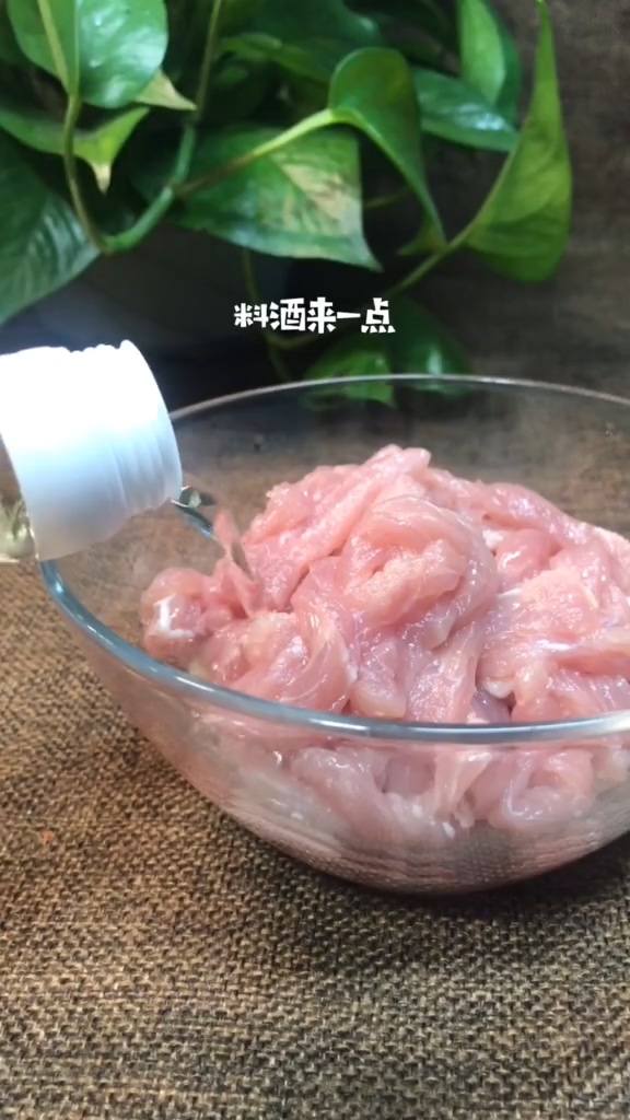 家庭版魚香肉絲的做法-魚香味炒菜譜