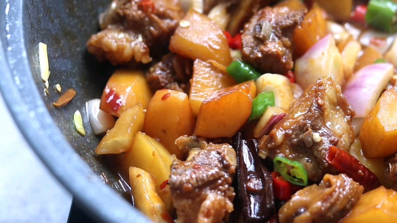 土豆燒排骨的做法-香辣味燒菜譜