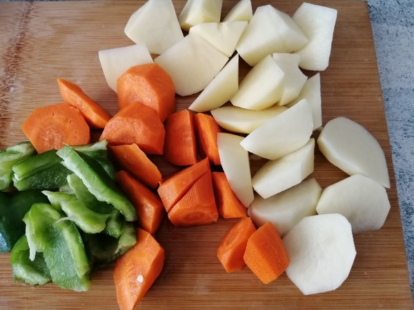 土豆胡蘿卜燜雞塊的做法-咸鮮味燉菜譜