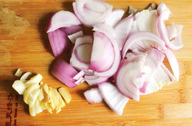 咖喱雞丁的做法-咸鮮味炒菜譜