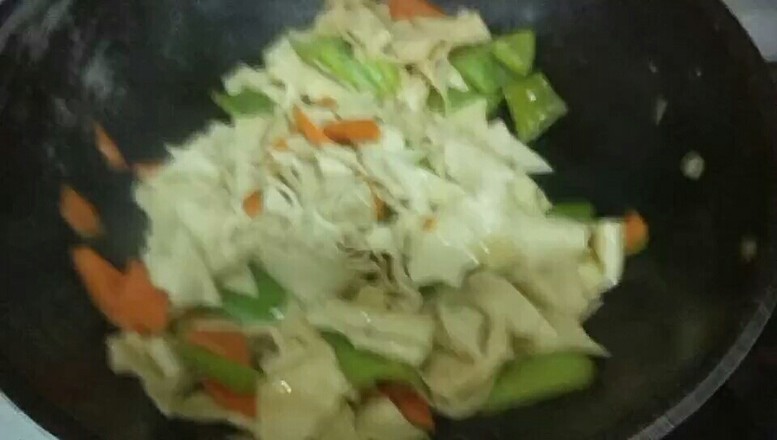 干豆腐炒尖椒的做法-家常味炒菜譜-易網(wǎng)健康養(yǎng)生網(wǎng) 干豆腐炒尖椒的做法-家常味炒菜譜