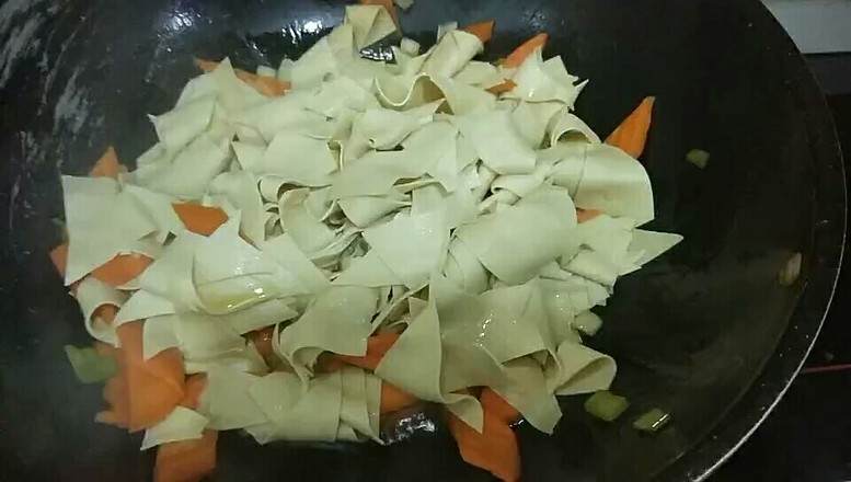 干豆腐炒尖椒的做法-家常味炒菜譜-易網(wǎng)健康養(yǎng)生網(wǎng) 干豆腐炒尖椒的做法-家常味炒菜譜