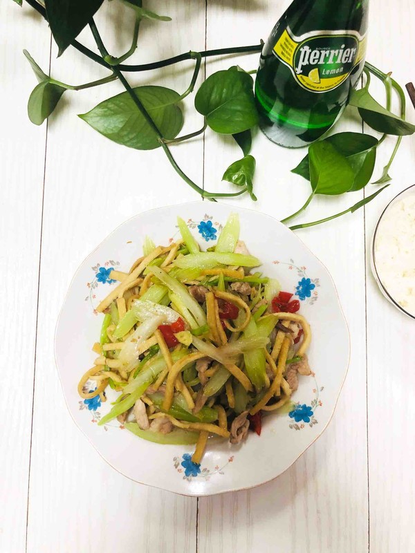 芹菜干子炒肉絲的做法-家常味炒菜譜